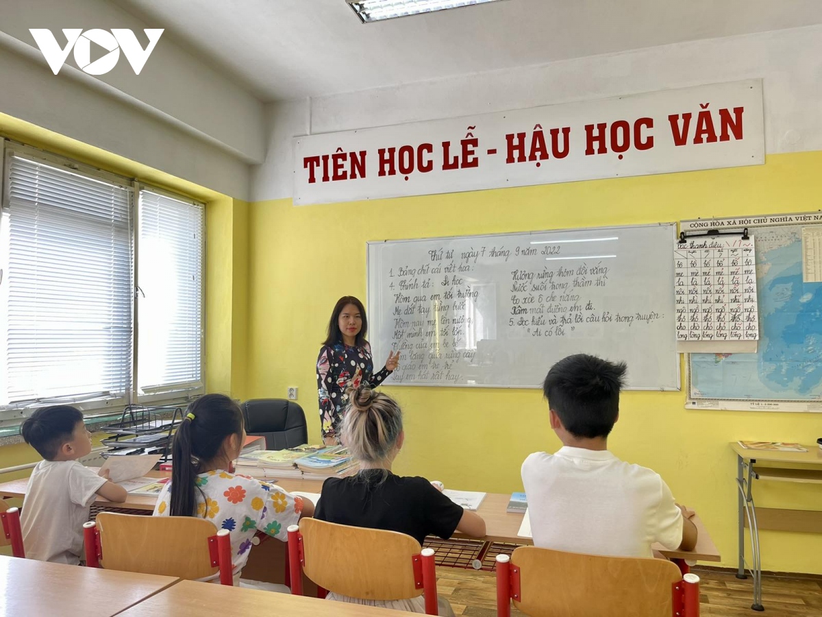 Gìn giữ bản sắc dân tộc qua hoạt động dạy và học tiếng Việt cho kiều bào